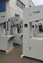 <a href=http://m.120058.cn target=_blank class=infotextkey>立式鋸床</a>是國際普遍且工業(yè)發(fā)展不可缺少的實(shí)驗解剖機，一般金屬材料的切斷、凡鋸刃所及的地方都可以做切斷