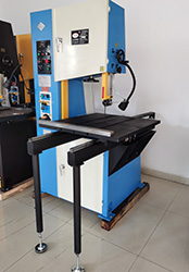 <a href=http://m.120058.cn target=_blank class=infotextkey>立式鋸床</a>是國際普遍且工業(yè)發(fā)展不可缺少的實(shí)驗解剖機，一般金屬材料的切斷、凡鋸刃所及的地方都可以做切斷