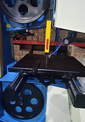 <a href=http://m.120058.cn target=_blank class=infotextkey>立式鋸床</a>是國際普遍且工業(yè)發(fā)展不可缺少的實(shí)驗解剖機，一般金屬材料的切斷、凡鋸刃所及的地方都可以做切斷