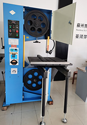 <a href=http://m.120058.cn target=_blank class=infotextkey>立式鋸床</a>是國際普遍且工業(yè)發(fā)展不可缺少的實(shí)驗解剖機，一般金屬材料的切斷、凡鋸刃所及的地方都可以做切斷