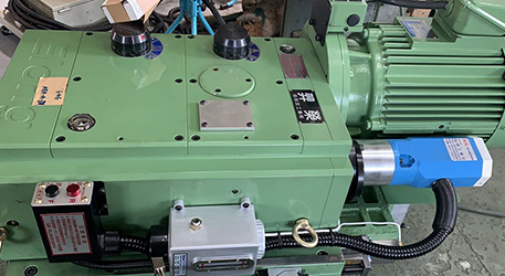 銑頭安裝在銑床上并與主軸連接，用于帶動(dòng)銑刀旋轉的機床附件。是機床設備的主要組成部分